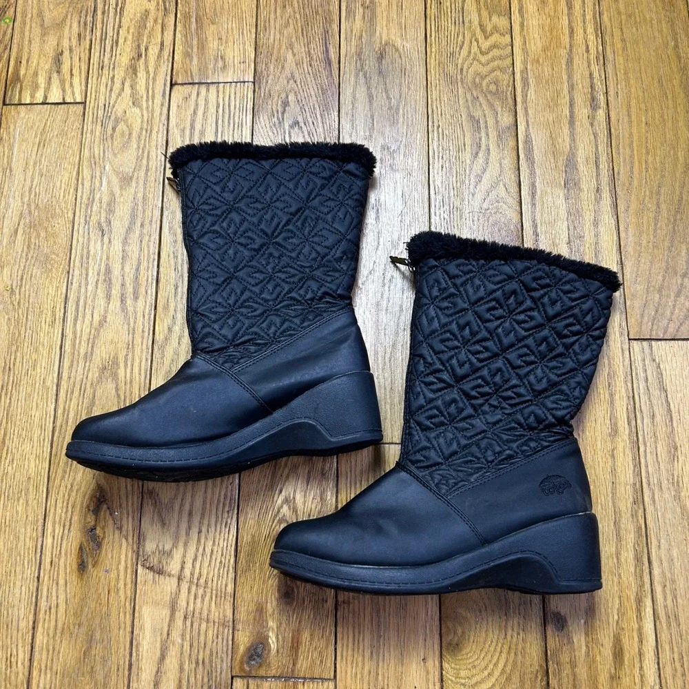 Totes Jonie Black Quilted Faux Fur Trim Wedge Winter Boots Womens 7M